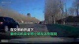 小孩车内突然抽搐急需司机闯红灯送医，交警：不用报备，直接闯！