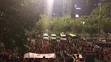 赛后上港球迷滞留场外 齐声高唱队歌庆祝胜利
