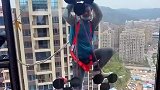 工人高层窗外打胶惹人心疼，扛起了家庭的所有