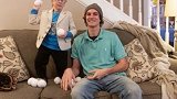 世上最矮男人之一打破医学判断庆生 亲弟弟身高是其2倍