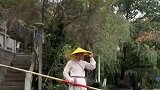 大叔表演独竹漂