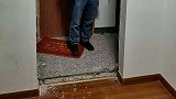 男子下班回家发现防盗门被偷气得大喊“笑话” 结果是邻居卸错门