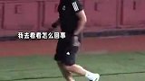 全北外援进球后直接冲去洗手间 回来被黄牌警告