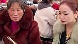 断臂女孩用脚给奶奶夹菜