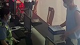 现实中非常有爱心的小姐姐，救助受伤了的小动物，笑容非常的美丽