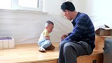 爷爷给小孔宝剥桃子吃，小家伙伸手就去抢盘子，看来是真等不及了
