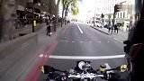 行车记录仪：机车摩托，刚想闯灯，结果骑士一手油门把美女吓退