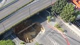 广州地陷被困人员亲属苦等救援：父子俩同被困 儿子刚结婚生娃