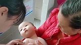 这是我见过的最可爱的小宝宝了，打针全程都没有哭，真的太勇敢了