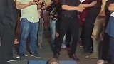 工人挑战100公斤的哑铃成功，上千斤架子都搭起来了，还怕你一个小哑铃