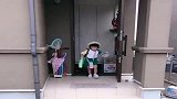 日本的校车来啦，女儿拿着书包赶紧跑，太萌了