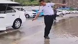 爆笑：美女太坏了，竟这样坑大哥，给我快笑岔气了！
