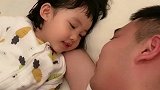 三岁女儿管爸爸叫老公，公然和妈妈抢老公，最后一句话尴尬了