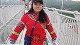 小姐姐的笑容很治愈，下班还没回家穿着工作服就往玻璃桥走！