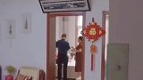镜头记录下的一幕女儿新婚出嫁，一下感动哭两位老父亲