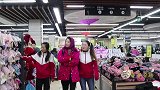 童年：妈妈给小表妹买衣服，虎妹却相中迷你小衣服想自己要，真逗
