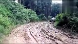 帕杰罗挑战泥泞山路，强悍性能十年不换代。