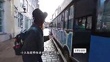 世界真美丽：美女做着环城小火车环游塔林，观察着传统文化！
