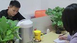 小伙上火去厕所涂唇膏，没想被同事误会去吃东西