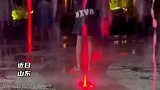 小孩在公园玩水，下一秒遭到血脉的压制