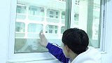 自习课上，如幽灵般的老师突然出现在窗户旁，吓坏学生