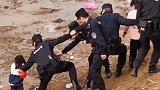 悬！小女孩不慎陷入淤泥，好在民警发现及时将其拔出。
