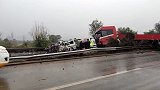 京昆高速山西稷山段发生车祸致6死2伤 隔离带被完全撞毁