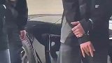 男女生戴着手铐，在二手车行走过引注意