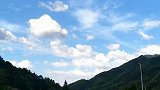 这里是浙江安吉龙王山蓝蓝的天空白云朵朵