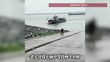 卖菜老人没赶上船，轮渡开走又返回接上，船长：否则她要在雨中等两小时