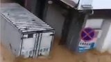 可怕！广西苍梧暴雨致洪水 大货车被冲走男子被困树上