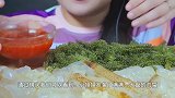 满满一盘晶莹剔透的海蜇，吃起来简直不要太美味，咔嚓咔嚓超过瘾
