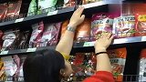 小伙居然这样对待美女，注定孤独终生啊