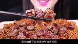 妹子自制香辣牛肉火鸡面，一下放这么多牛肉，简直做梦都想拥有！