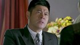 小伙趁着看守不注意，拿起石头敲晕了他