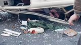 货车侧翻司机被困，众人齐心抬车救援