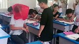 课间学生的搞笑操作，正好被班主任逮个正着！
