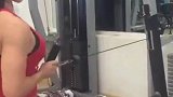 八块腹肌清晰可见！美女秀健身视频苦练四肢力量
