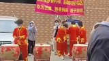 丈夫在外有第三者，妻子在该女子住处敲锣打鼓，拉横幅替夫纳妾