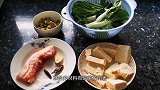 挑战自制冻豆腐，搭配酸菜来份酸菜花肉冻豆腐汤，饭桌上的小创新