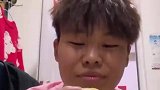 挑战一口生吃柠檬，看表情就知道很好吃，第一次听到柠檬叫