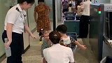 兄妹俩第一次坐飞机，哥哥乖乖的安检，妹妹不但不配合还到处乱跑