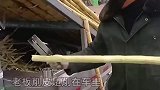 女子去买甘蔗，老板削皮削在车里
