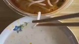 医生嘱咐最近不能吃辣，硬是把过桥米线吃成了过碗米线