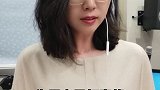 心疼又气愤！父母打麻将至凌晨未归两孩子睡过道，邻居劝说被怼别管闲事大v快评 新闻姐