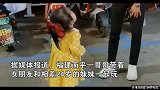 小岁妹妹跟女朋友争宠，哥哥左边哄完右边跑，一旁妈妈乐开花