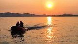 天高云淡收夏色，夕阳随风动秋声。