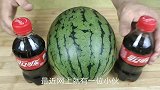 小伙将2瓶可乐一起灌入西瓜，西瓜会有可乐的味道吗