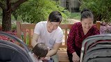 大鹏和婆婆逗娃玩，婆婆的娃一看就不是亲生的