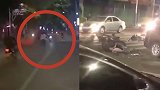 记录仪拍下惊险一幕！鬼火少年深夜飙车，撞上转弯小车瞬间腾空
